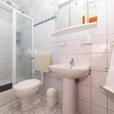 Two-bedroom With Sea View In Okrug Gornji