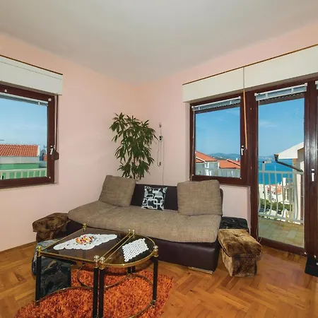 Two-bedroom With Sea View In Okrug Gornji *