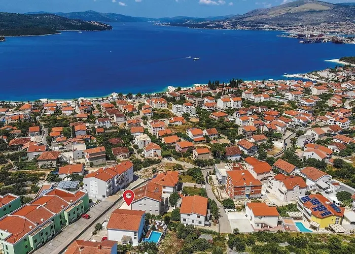 Two-bedroom With Sea View In Okrug Gornji 公寓