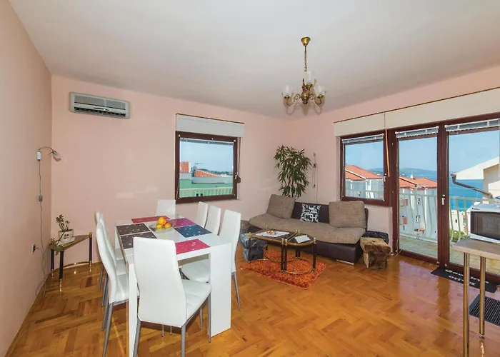 Two-bedroom With Sea View In Okrug Gornji Apartmán *