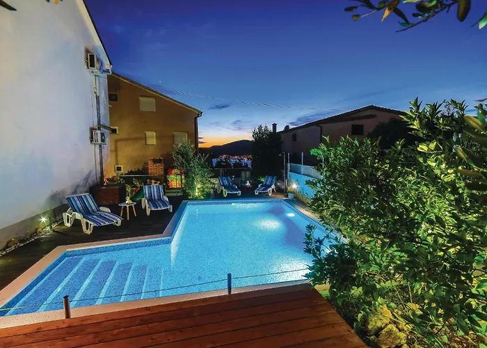 Two-bedroom With Sea View In Okrug Gornji 公寓