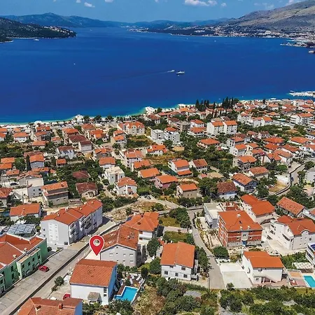 Two-bedroom With Sea View In Okrug Gornji Апартаменты