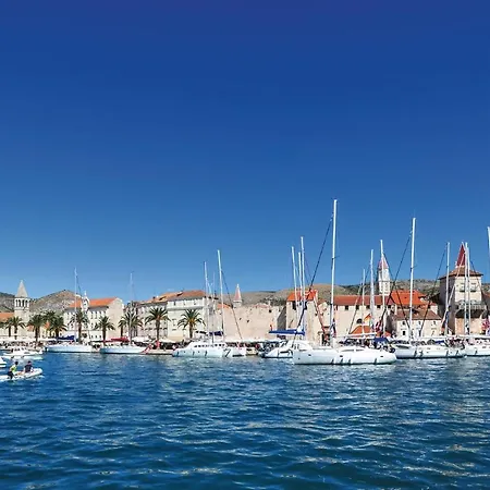 Two-bedroom With Sea View In Okrug Gornji Апартаменты *