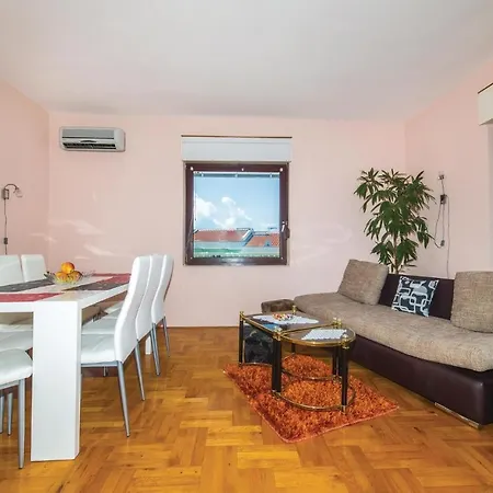 Two-bedroom With Sea View In Okrug Gornji トロギール