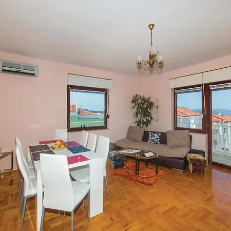 Two-bedroom With Sea View In Okrug Gornji Апартаменты *