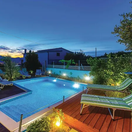 Two-bedroom With Sea View In Okrug Gornji Апартаменты