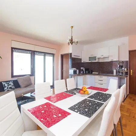 Апартаменты Two-bedroom With Sea View In Okrug Gornji *