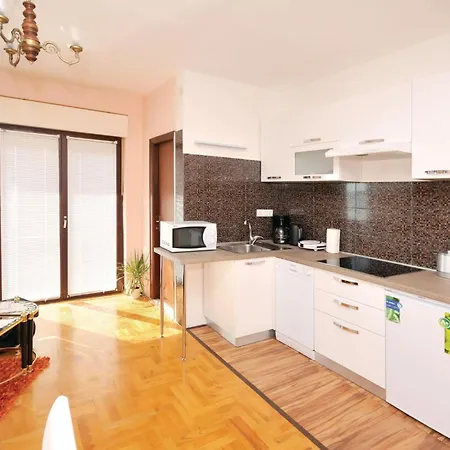 Two-bedroom With Sea View In Okrug Gornji * トロギール