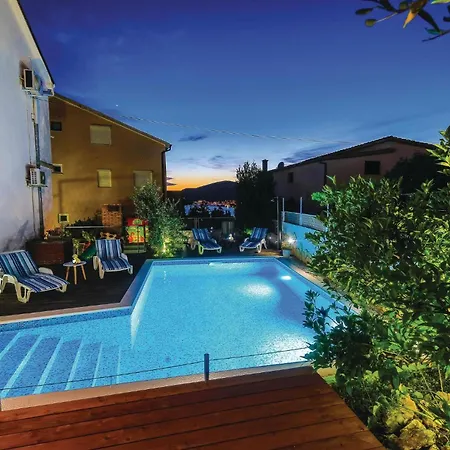Two-bedroom With Sea View In Okrug Gornji Апартаменты