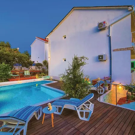 Апартаменты Two-bedroom With Sea View In Okrug Gornji *