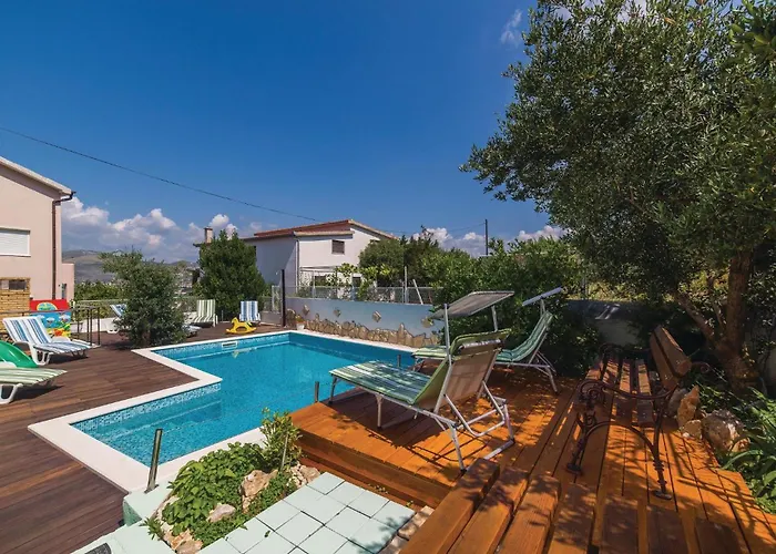 Apartment Two-bedroom With Sea View In Okrug Gornji