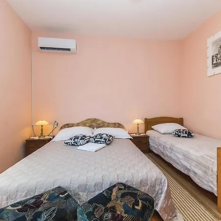 Apartament In Okrug Gornji With Wifi *