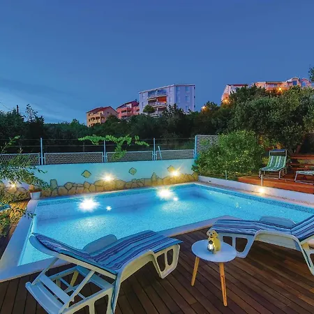 Apartament In Okrug Gornji With Wifi *