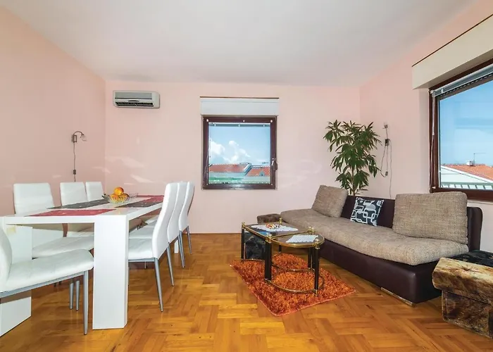 Two-bedroom With Sea View In Okrug Gornji Trogir