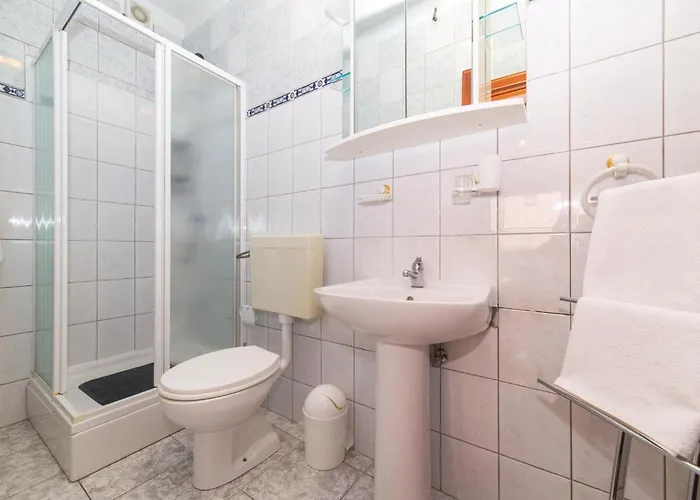 Two-bedroom With Sea View In Okrug Gornji