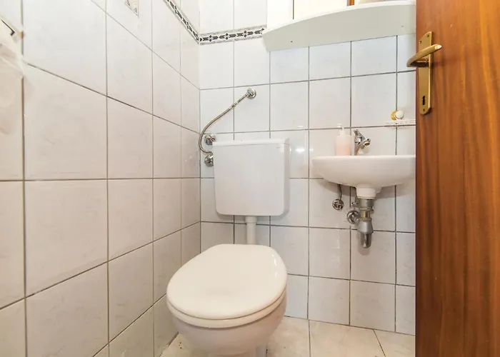 Two-bedroom With Sea View In Okrug Gornji Appartement
